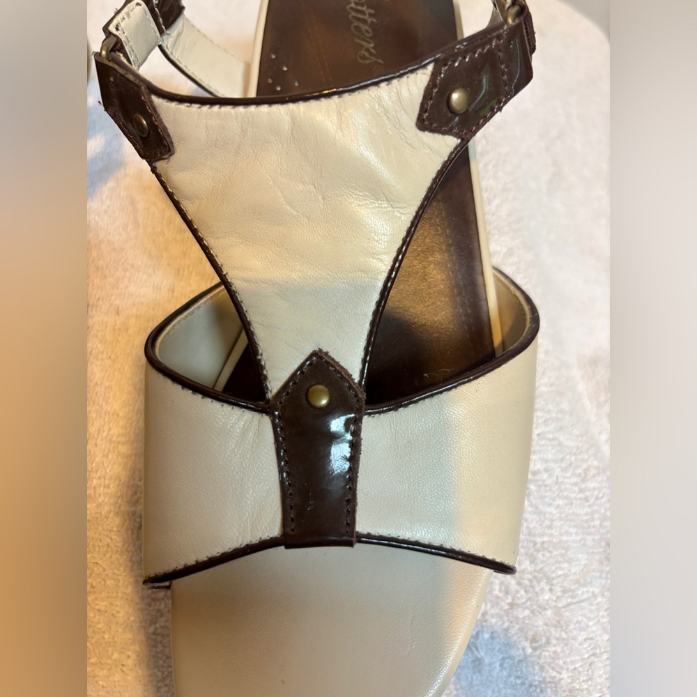 Trotters Two-Tone Sandals | Size 8.5 | Cream & Brown - Picture 7 of 9
